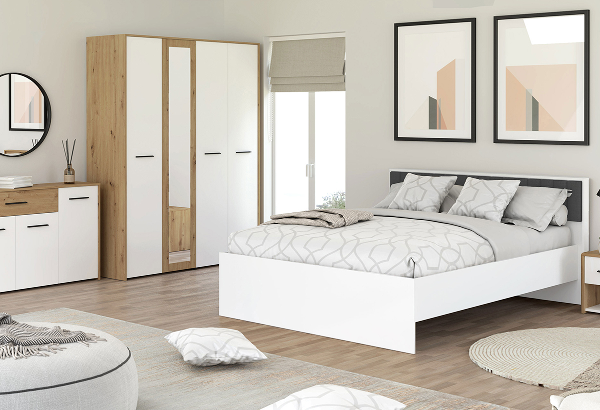 Απεικονίζεται η ντουλάπα σε δωμάτιο.